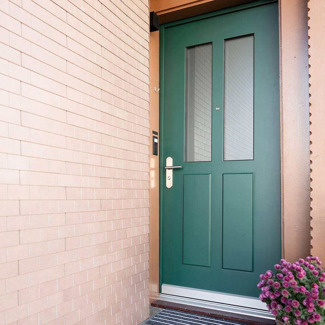 Hauseingangstüre aus Holz flächenversetzt –  W Werk Türen Hauseingangstüre aus Holz flächenversetzt –  W Werk Türen